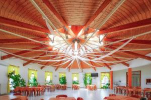una grande stanza con tavoli e un grande soffitto di Villa Oliver Balatonlelle a Balatonlelle