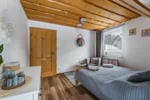 Łóżko lub łóżka w pokoju w obiekcie Domki Pod Jarmutą