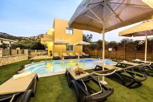 Bazén v ubytování Lindos Luxury Retro Villas nebo v jeho okolí