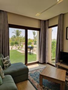 ein Wohnzimmer mit einem Sofa und einem großen Fenster in der Unterkunft Marlyn Paradys in Salalah