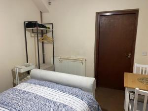 Кровать или кровати в номере Private ensuite room in Birmingham
