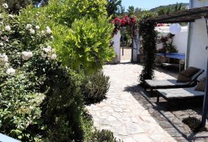 Zahrada ubytování FINCA LOS MELEROS Andalucian farmhouse set in its own land with beautiful terraces, garden & pool.