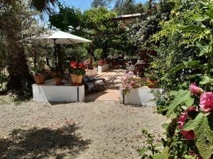 Zahrada ubytování FINCA LOS MELEROS Andalucian farmhouse set in its own land with beautiful terraces, garden & pool.