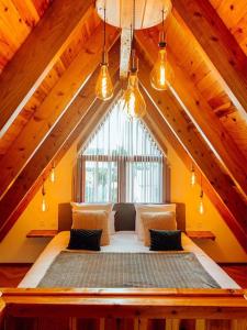 un grande letto in una stanza con una grande finestra di Téréva Lodge - la cabane atypique a Cilaos