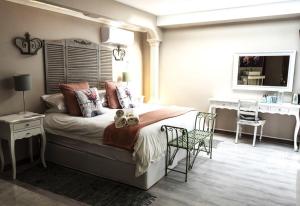sypialnia z łóżkiem z pluszowym misiem w obiekcie Sewende Hemel w mieście Kroonstad