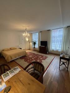 - une chambre avec un lit et une table à manger dans l'établissement Julius Groningen, à Groningue