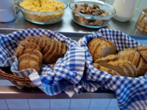 un cesto di pane e dolci su un bancone di Villa Oliver Balatonlelle a Balatonlelle