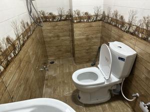 uma casa de banho com um WC e um lavatório em Sushi guest - mini em Nuwara Eliya