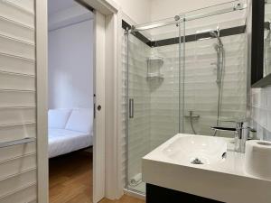 A bathroom at Eclectic Space Padova two apartments Még 37 kép