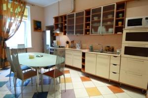 キーウにあるKiev Accommodation Apartment on Prorizna st.のキッチン(テーブル、椅子、シンク付)