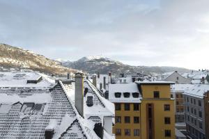 - une vue sur une ville aux toits enneigés dans l'établissement Scandic Bergen City, à Bergen