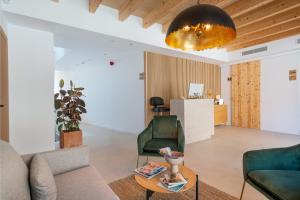 Una sala de estar con un sofá y sillas y una mesa. en Placeta Vella Turismo de Interior, en Caimari