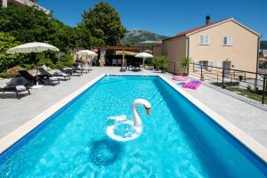 Φωτογραφία από το άλμπουμ του Holiday House App Grace with pool and view in Klis σε Klis
