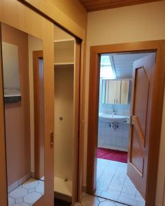 EdlingにあるFerienwohnung Bergblickのバスルーム(シンク付)、 +5枚の写真