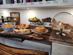 un buffet con diferentes tipos de comida en un mostrador en Boutique Rooms and Breakfast GranVeliero, en Trapani