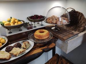 una mesa llena de diferentes tipos de repostería y postres en Boutique Rooms and Breakfast GranVeliero, en Trapani