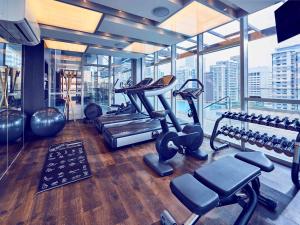 Mercure Singapore Bugis的健身中心和/或健身设施