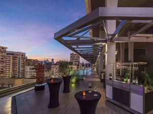 Mercure Singapore Bugis的阳台或露台