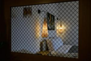 - une vue sur une chambre depuis une fenêtre à barreaux dans l'établissement ARCO, à Parga