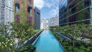 una piscina en una ciudad con edificios altos en Sofitel Singapore City Centre, en Singapur