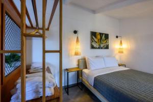 - une chambre avec un lit et des lits superposés dans l'établissement ARCO, à Parga