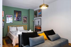 A bed or beds in a room at Modern&Stylish Studio in City Centre by Flat Mаnager