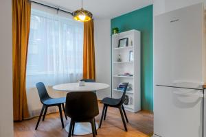 A kitchen or kitchenette at Modern&Stylish Studio in City Centre by Flat Mаnager