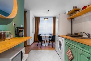 A kitchen or kitchenette at Modern&Stylish Studio in City Centre by Flat Mаnager