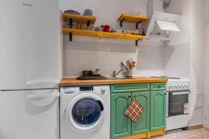 A kitchen or kitchenette at Modern&Stylish Studio in City Centre by Flat Mаnager