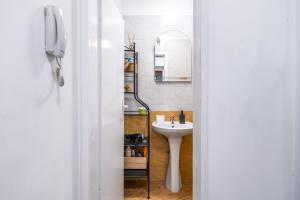 A bathroom at Modern&Stylish Studio in City Centre by Flat Mаnager