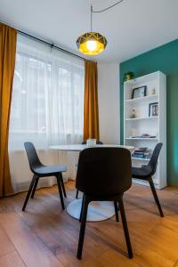 A seating area at Modern&Stylish Studio in City Centre by Flat Mаnager