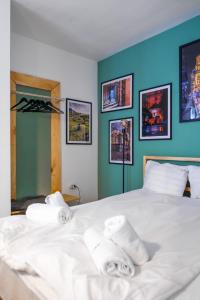 A bed or beds in a room at Modern&Stylish Studio in City Centre by Flat Mаnager Még 8 kép