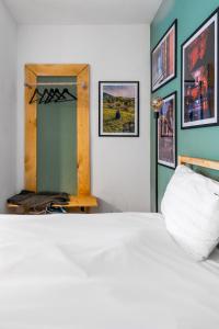 A bed or beds in a room at Modern&Stylish Studio in City Centre by Flat Mаnager