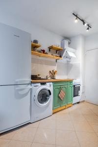 A kitchen or kitchenette at Modern&Stylish Studio in City Centre by Flat Mаnager