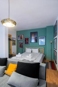 A bed or beds in a room at Modern&Stylish Studio in City Centre by Flat Mаnager