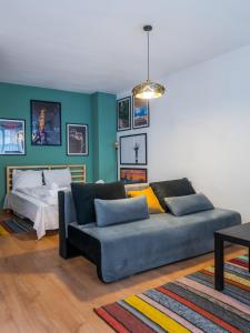 A seating area at Modern&Stylish Studio in City Centre by Flat Mаnager