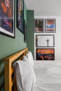 A bed or beds in a room at Modern&Stylish Studio in City Centre by Flat Mаnager