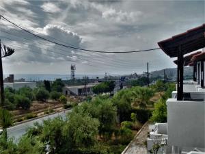 una vista desde el balcón de una casa en Apartments with garden view1, en Ierápetra