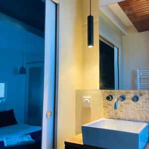 雷恩的住宿－Rennes Appartement design 50's，浴室设有白色水槽和镜子