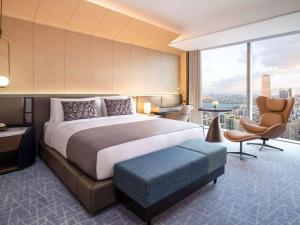 首爾的住宿－Fairmont Ambassador Seoul，一间卧室设有一张大床和一个大窗户