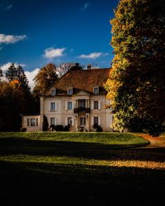a large white house sitting on top of a yard at Appartement Douces heures avec parking couvert privé in Le Locle