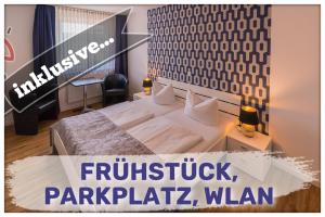 een slaapkamer met een groot bed in een kamer bij Hotel am Brauerei-Dreieck in Bamberg