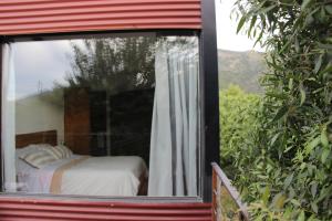 vistas a un dormitorio desde la ventana de una caravana en La casita de cami en San Carlos de Bariloche