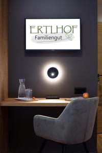 un escritorio con una silla y un cartel en la pared en Familiengut Ertlhof, en Seeboden