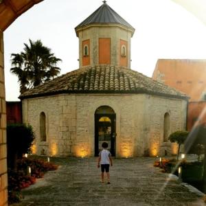 a little boy standing in front of a building at Feudo Bauly in Palazzolo Acreide