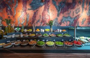 una línea de buffet con muchos tazones de frutas y hortalizas en Levor Hotel en Bursa