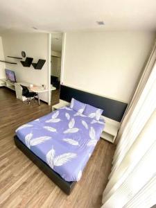 een slaapkamer met een bed met een blauw dekbed bij Cheras Romantic Studio House with free Netflix and wifi in Kajang