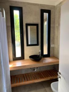 baño con lavabo y 2 ventanas en Casa QUEQUEN CHICO en Quequén
