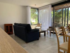 sala de estar con sofá, mesa y sillas en Casa QUEQUEN CHICO en Quequén