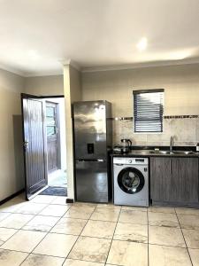 cocina con nevera y lavavajillas en 81 on Groenewoud en Ciudad del Cabo